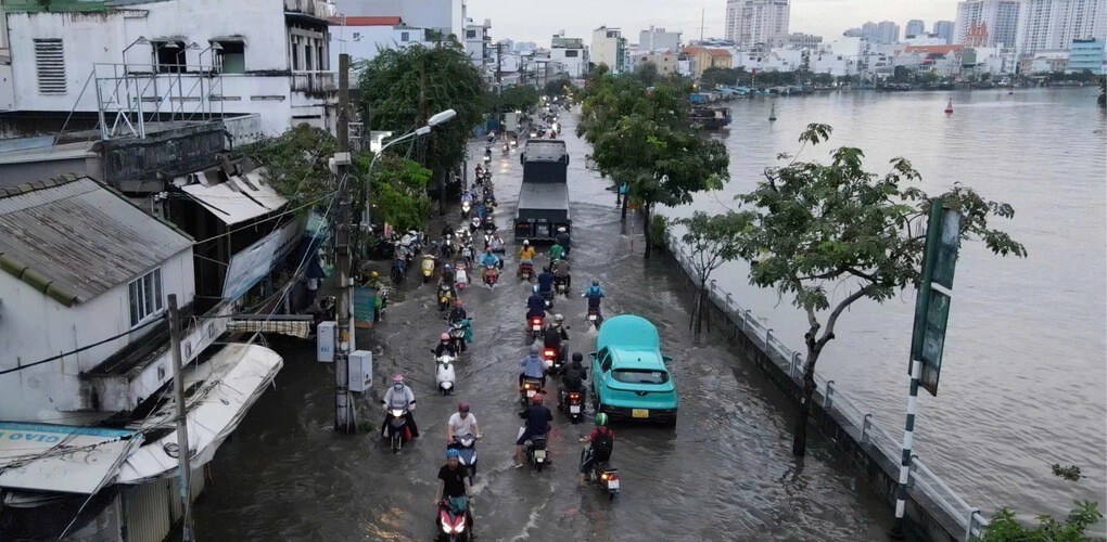 Đường Trần Xuân Soạn ngập nặng mỗi khi triều cường lên cao trùng với trời mưa